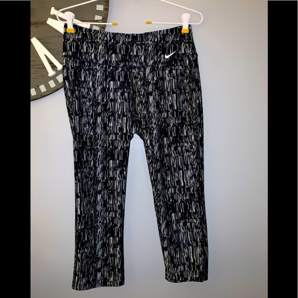 Nike Dri-Fit cropped leggings size medium